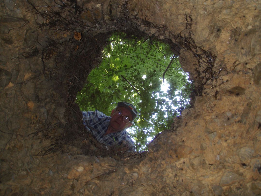 Arnošt Hloušek hledí do propadu nad Kostelíkem, který objevil (2008).