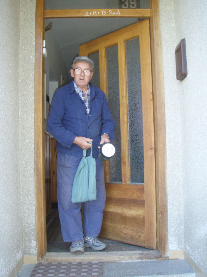 Arnošt Hloušek jde bádat (2008).