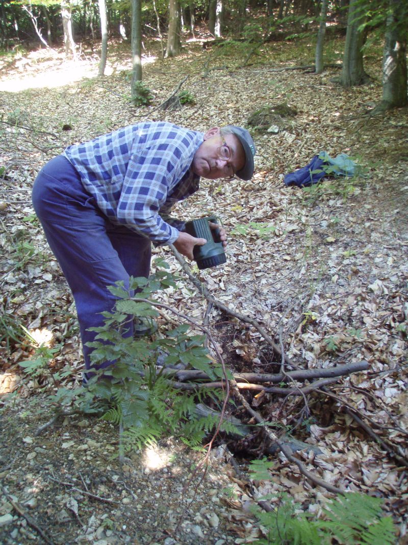 Arnošt Hloušek u propadu nad jeskyní Kostelík  (2008).