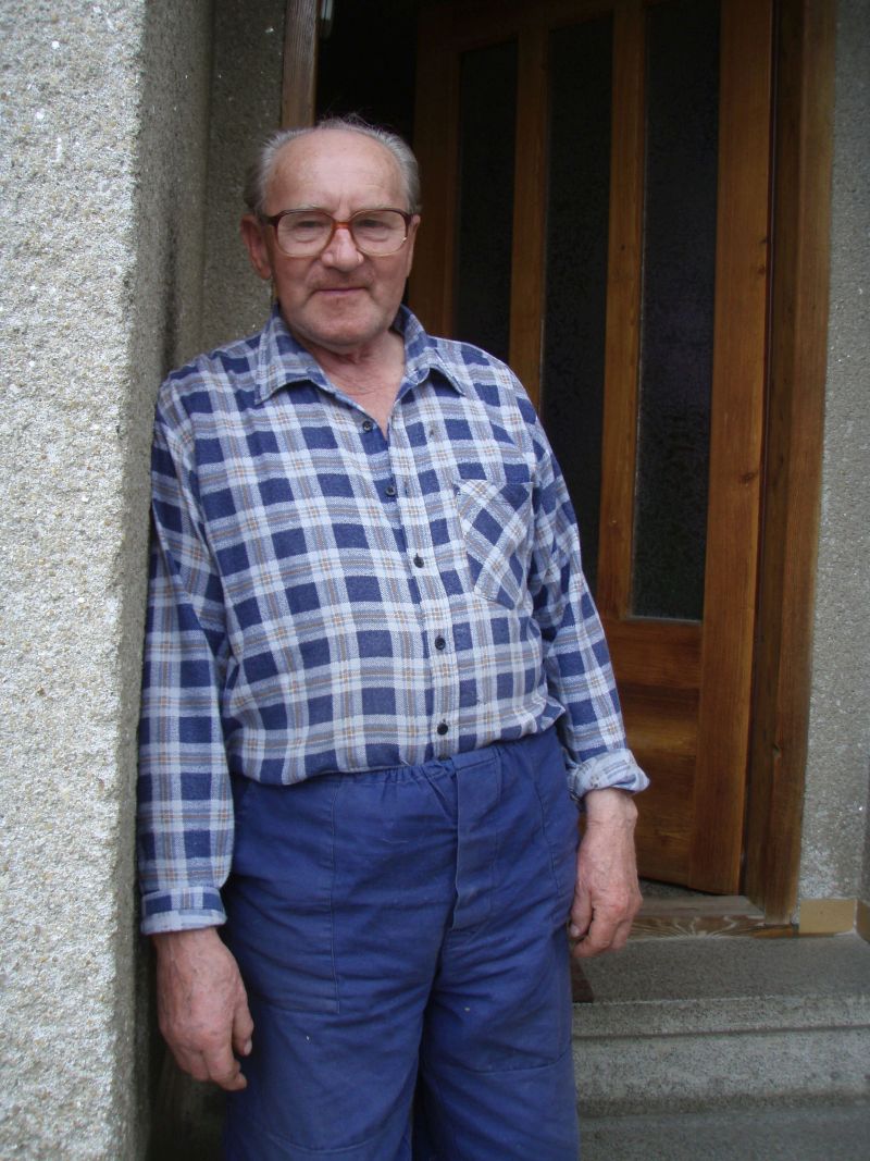 Arnošt Hloušek ve dveřích svého domu v Habrůvce (2008).