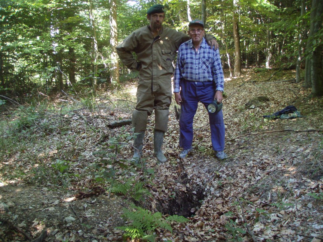 Gyaneshwarpuri objímá Arnošta Hlouška u propadu nad jeskyní Kostelík  (2008).