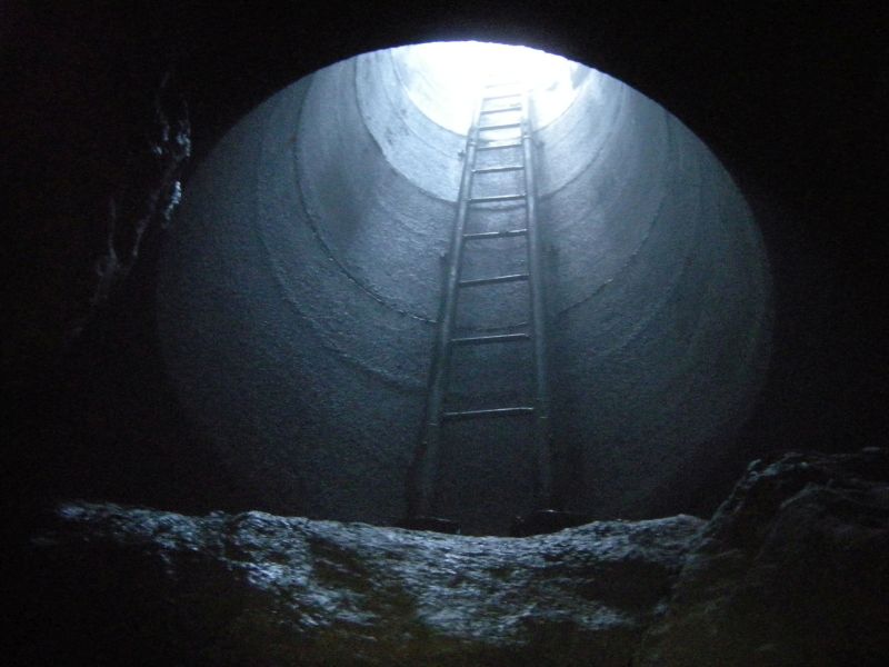 Milarepova propast v Závrtu u Habrůveckých smrků (2009).