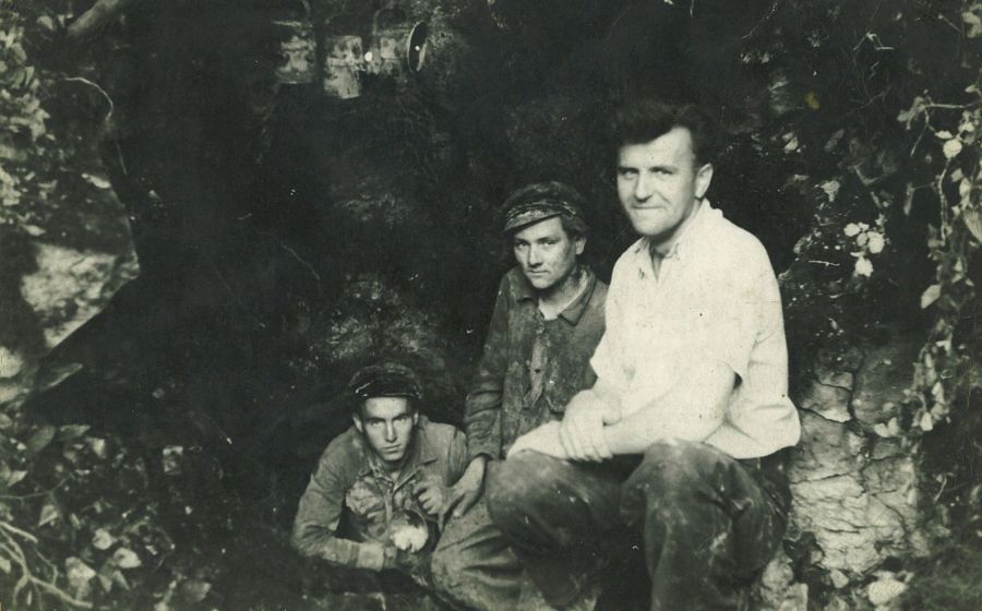Arnošt Hloušek (vlevo) a Emanuel Jašek (vpúravo), objev jeskyně Arnoštka