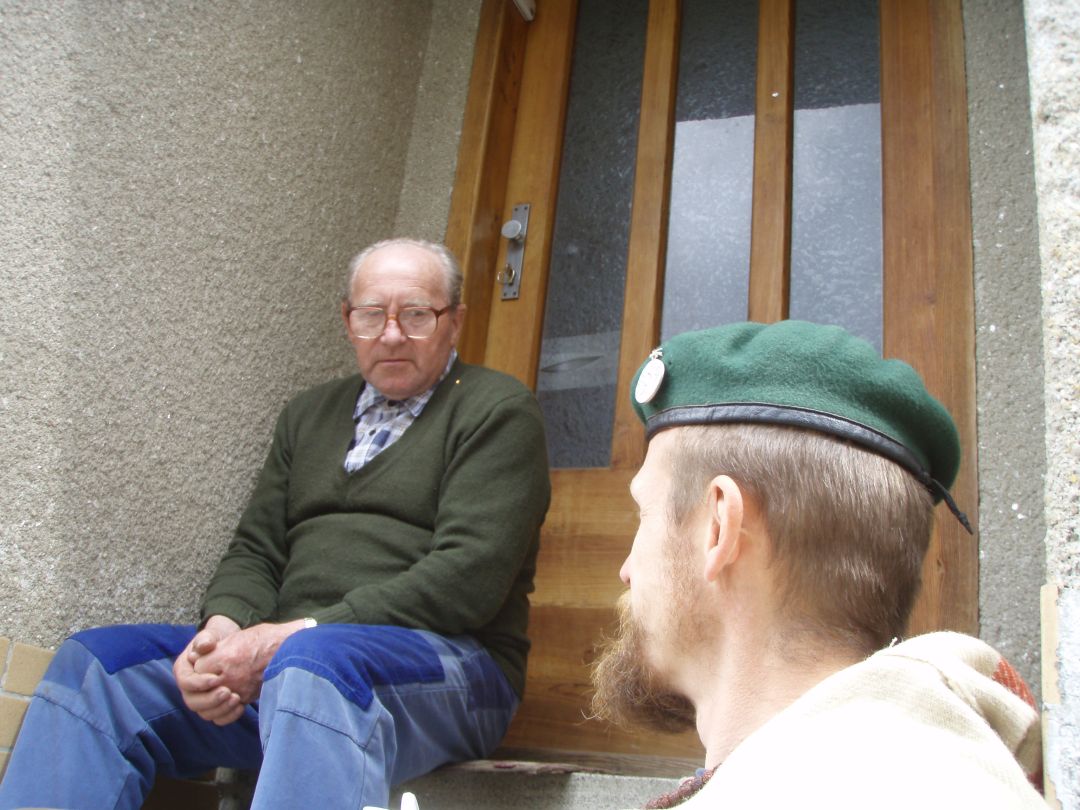 Gyaneshwarpuri naslouchá vyprávění Arnošta Hlouška  (2008).