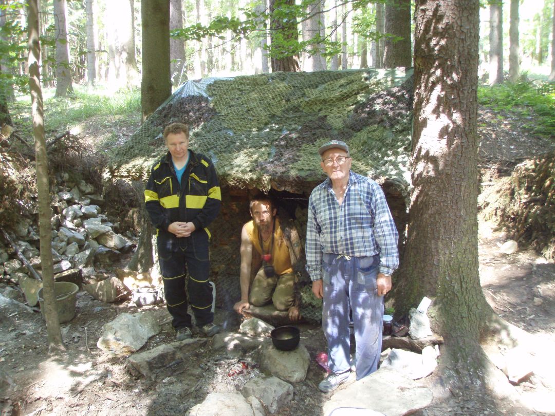 Milan Hnízdo a Arnošt Hloušek u poustevníka Gyaneshwarpuri na Děravce (2008).