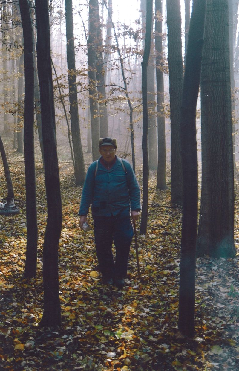 Arnošt Hloušek přichází na Závrt u Habrůveckých smrků (2005). 