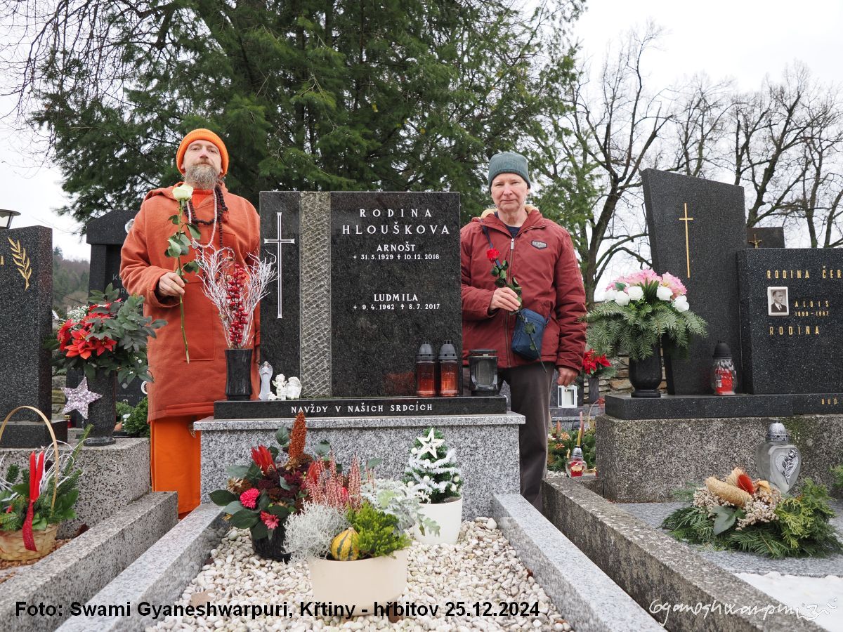 Hrob Arnošta Hlouška ve Křtinách. Na fotografii Svámí Gyaneshwarpuri (vlevo) a Milan Hnízdo (vpravo) - dva Arnoštovi nejbližší přátelé ve stařeckém věku. 